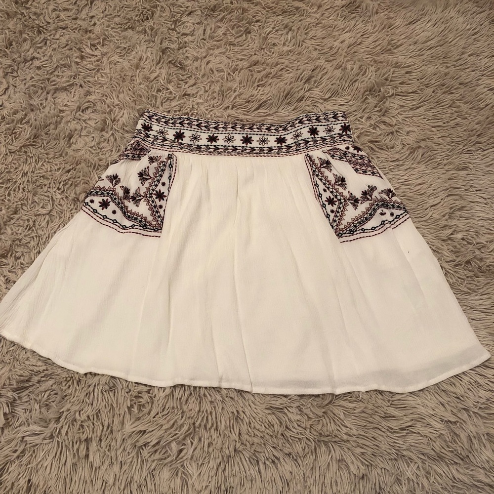 Embroidered skirt with pockets